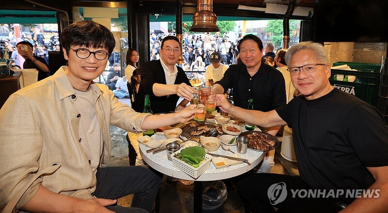젠슨 황, 공항 사인에 PC방·삼소까지…넘치는 