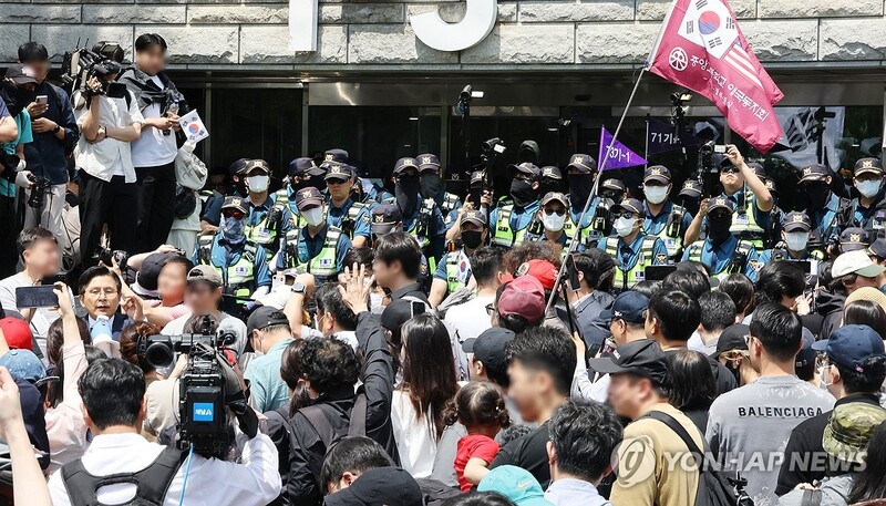 개표소 봉쇄 시위대 수천명대로 늘어…14시간째 결집(종합)